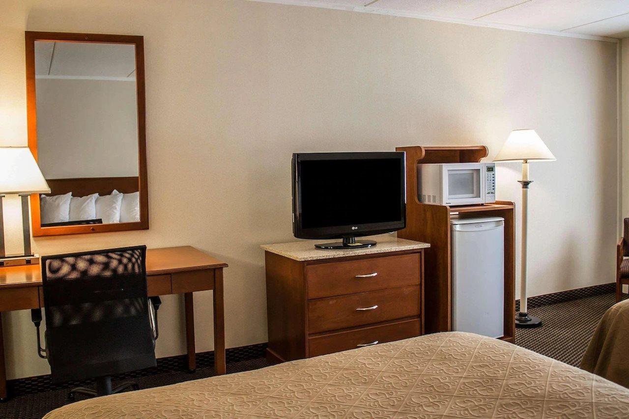 Baymont By Wyndham Youngstown Bagian luar foto
